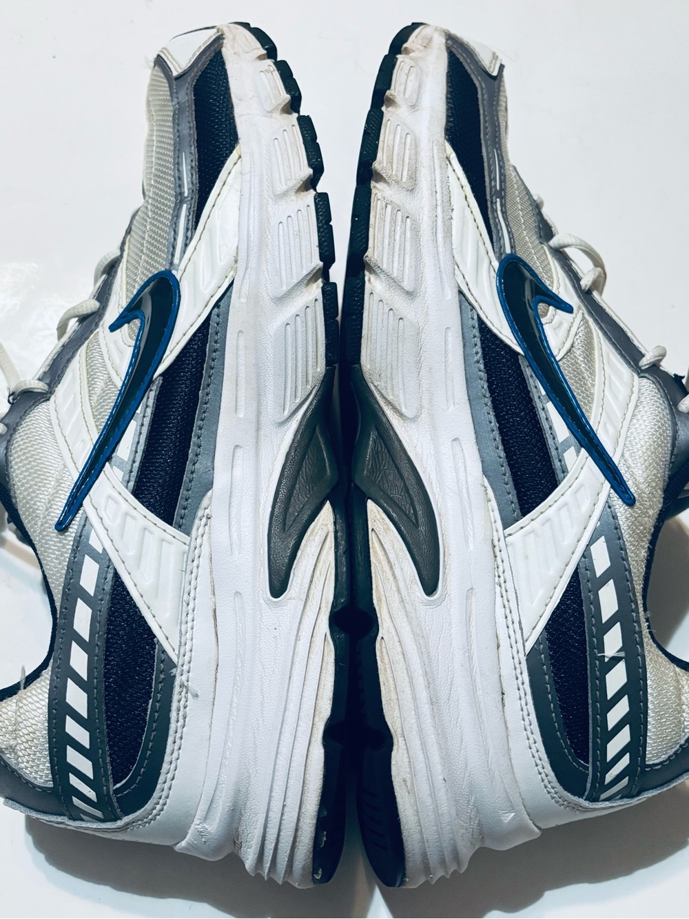 Nike Men's White Navy and Blue Running Sneakers